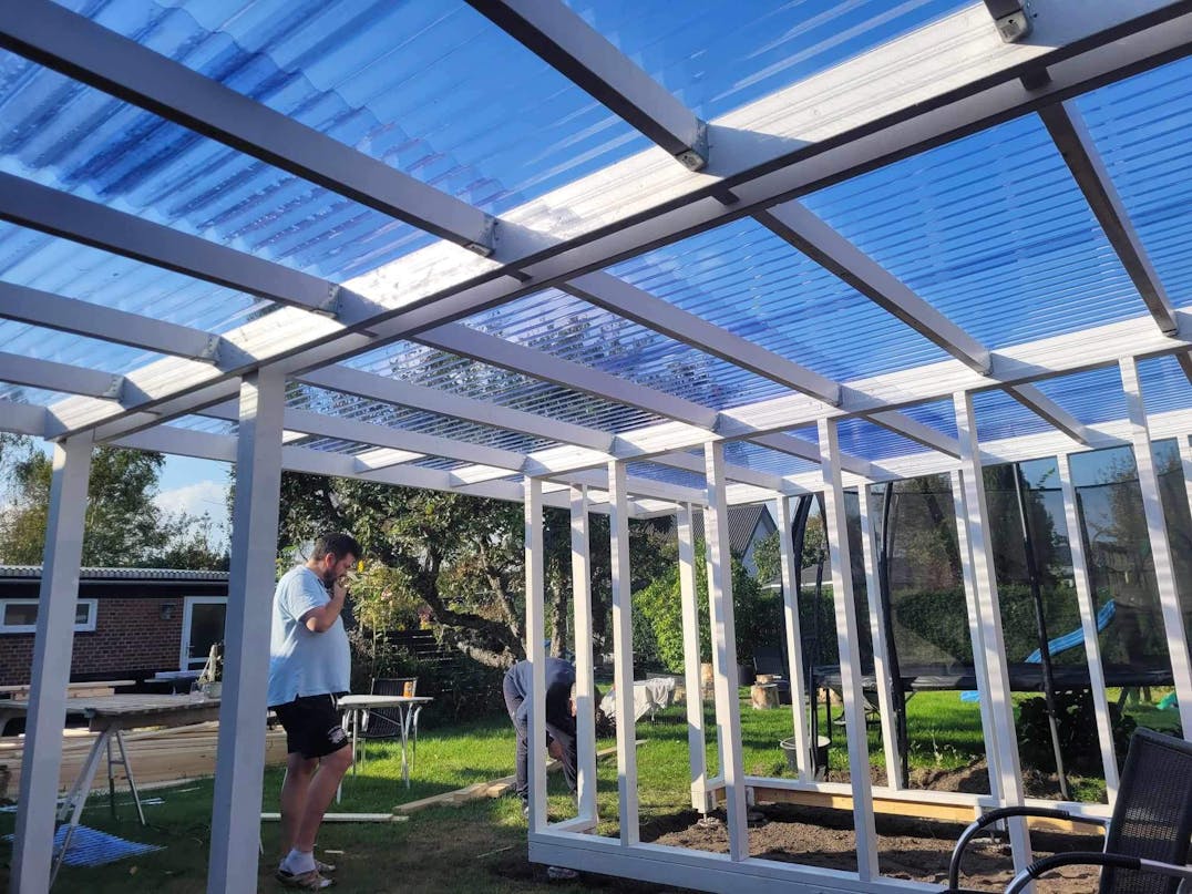 Overdækket terrasse med skur Overdækket terrasse med skur